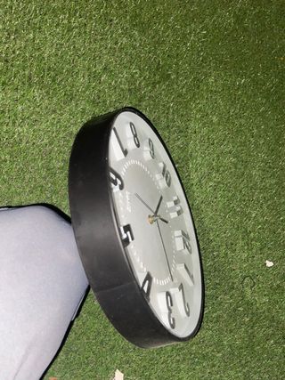 Reloj de pared blanco y negro