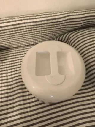 Fiambrera blanca con líneas rojas