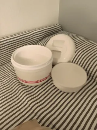 Fiambrera blanca con líneas rojas