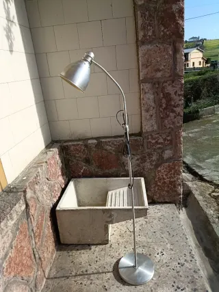 Lámpara de pie metálica