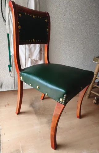 Silla antigua madera y cuero verde