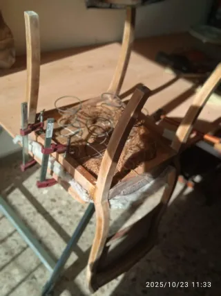 Silla antigua madera y cuero verde