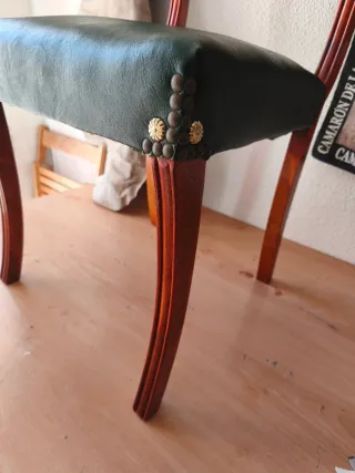 Silla antigua madera y cuero verde