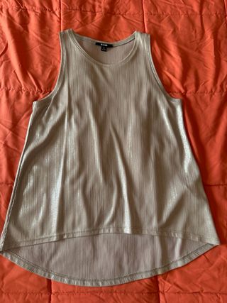 Camisa plateada de fiesta.