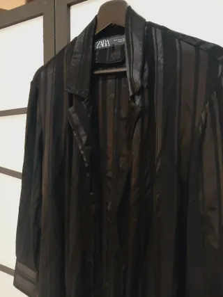 Camisa negra satén sedosa Zara