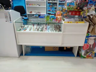 Mobiliario Tienda por cierre :estanterias y gondol