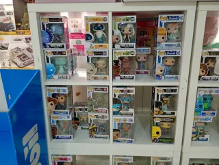 Mobiliario Tienda por cierre :estanterias y gondol