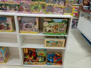 Mobiliario Tienda por cierre :estanterias y gondol