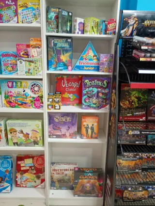 Mobiliario Tienda por cierre :estanterias y gondol