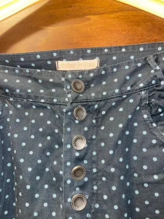 Pantaloni neri a pois bianchi