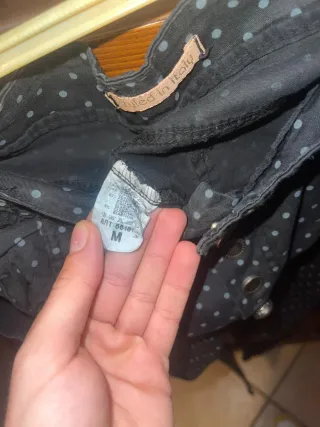 Pantaloni neri a pois bianchi