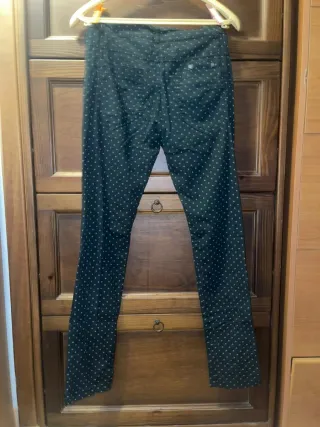 Pantaloni neri a pois bianchi
