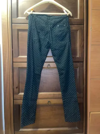 Pantaloni neri a pois bianchi