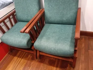 Mecedora de madera y tela verde