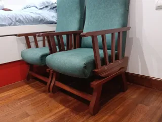 Mecedora de madera y tela verde