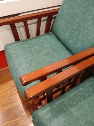 Mecedora de madera y tela verde