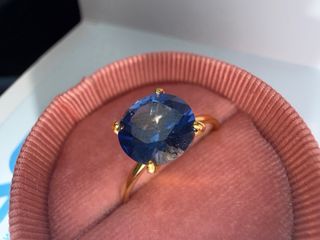 Anillo de oro con sapphire