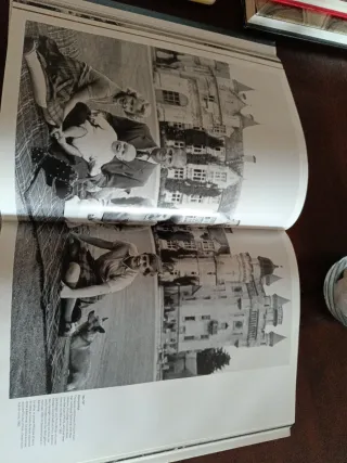 Her Majesty. Edición en Ingles, Francés y Alemán