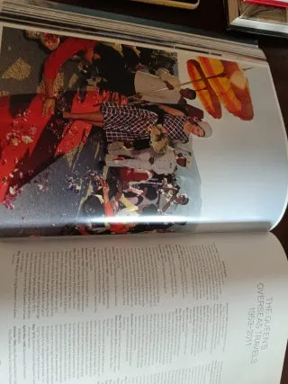 Her Majesty. Edición en Ingles, Francés y Alemán