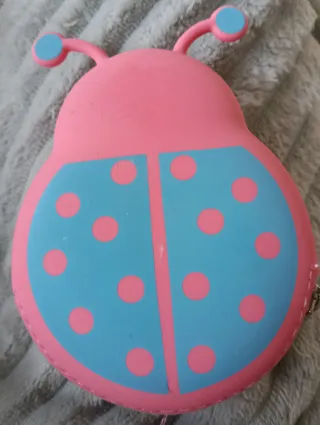 Monedero de goma con forma de mariquita rosa/azul