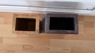 Jarrón abstracto con caras, de metal