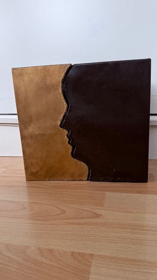 Jarrón abstracto con caras, de metal