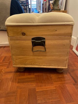 Puff de madera y tela con almacenaje