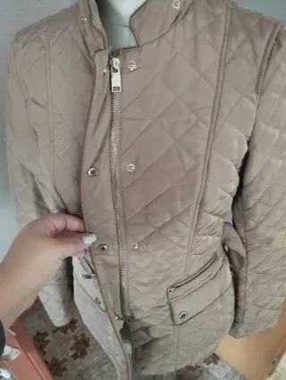 Chaqueta acolchada beige ligera