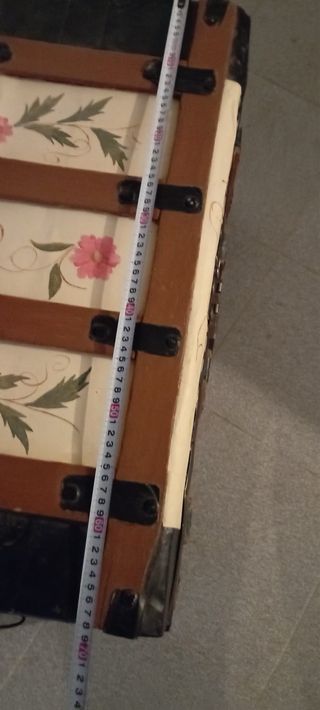 Baúl antiguo pintado a mano