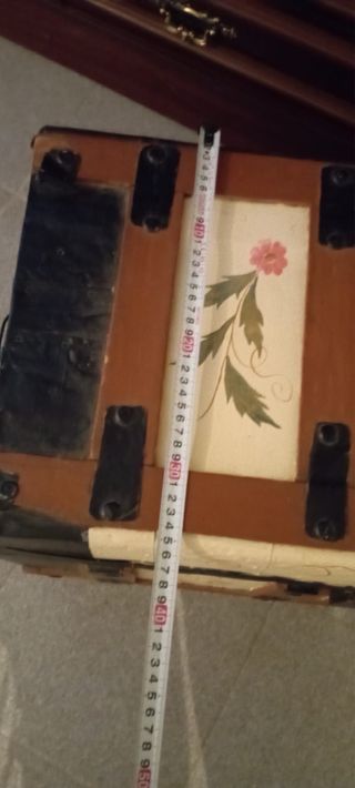 Baúl antiguo pintado a mano