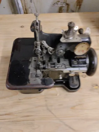 Máquina de coser antigua Rimoldi