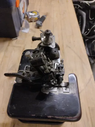 Máquina de coser antigua Rimoldi