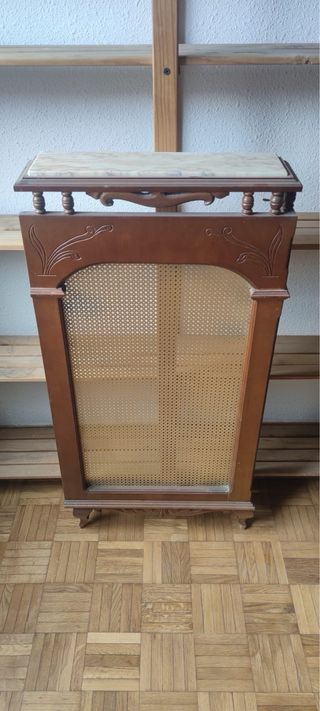 Cubreradiador de madera y mármol