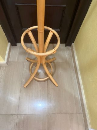 Perchero de pie de madera