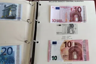 Album de billetes de euro.