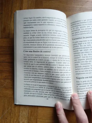 Psicología oscura: Una guía esencial de persuas...