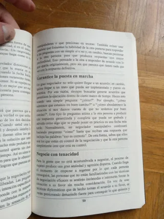 Psicología oscura: Una guía esencial de persuas...