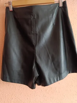 Falda pantalón negra botones dorados