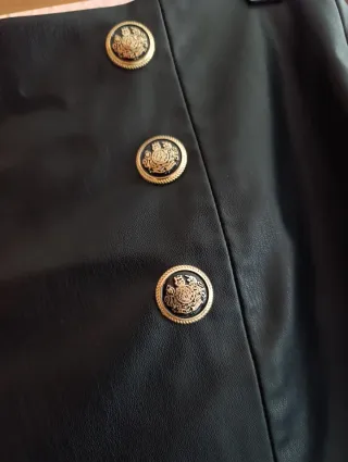 Falda pantalón negra botones dorados