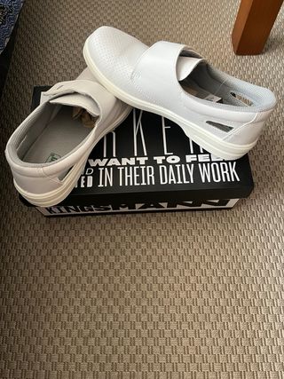 Zueco sanitario cerrado blanco de la marca Agion.