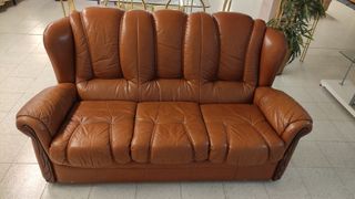 Sofá de piel marrón