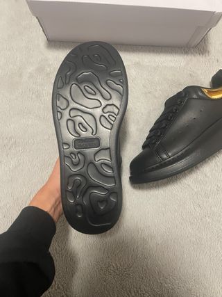 Alexander McQueen Negras y Doradas