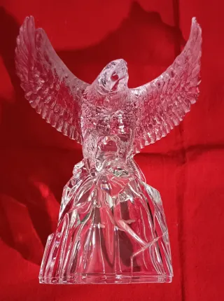 Maestosa scultura artistica Aquila su roccia