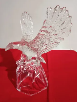 Maestosa scultura artistica Aquila su roccia