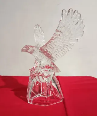 Maestosa scultura artistica Aquila su roccia