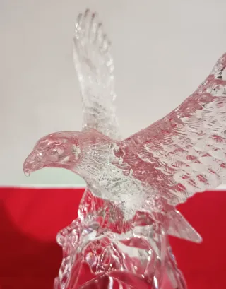 Maestosa scultura artistica Aquila su roccia