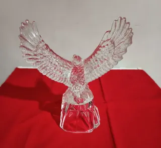 Maestosa scultura artistica Aquila su roccia