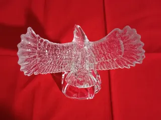 Maestosa scultura artistica Aquila su roccia