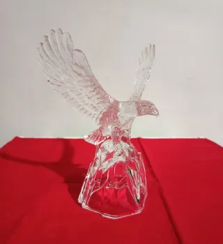 Maestosa scultura artistica Aquila su roccia
