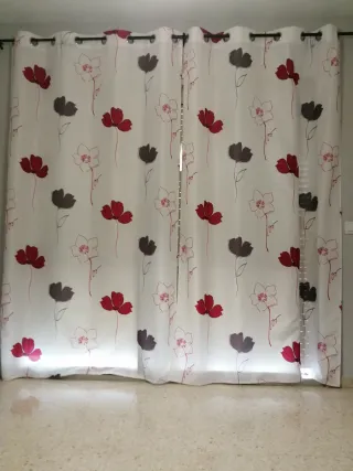 Cortinas blancas con flores rojas y grises